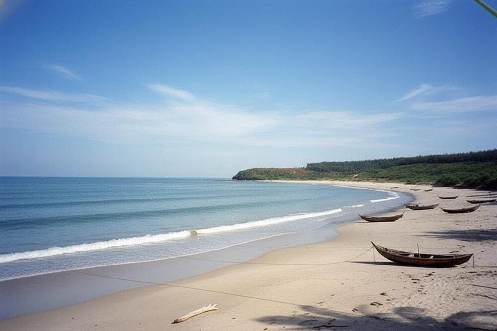 B&atilde;i biển c&oacute; vẻ đẹp hoang sơ, y&ecirc;n b&igrave;nh, thu h&uacute;t du kh&aacute;ch trải nghiệm.